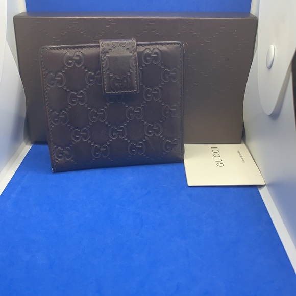 Authentic GUCCI BROWN GUCCISSIMA LEATHER METAL BAR WALLET
GG Logo Compact - Picture 8 of 8